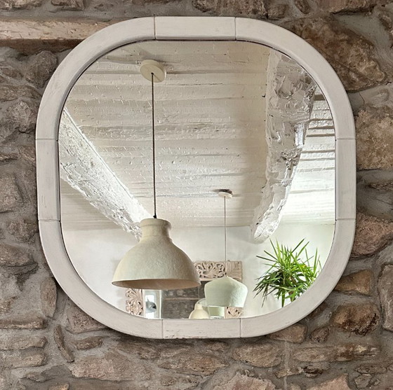 Image 1 of Großer Wandspiegel im Space-Age-Stil aus weiß patiniertem Holz. Frankreich, 1970er Jahre.