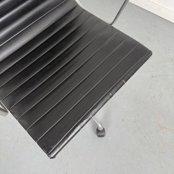 Image 1 of Herman Miller EA 119 - Cuero