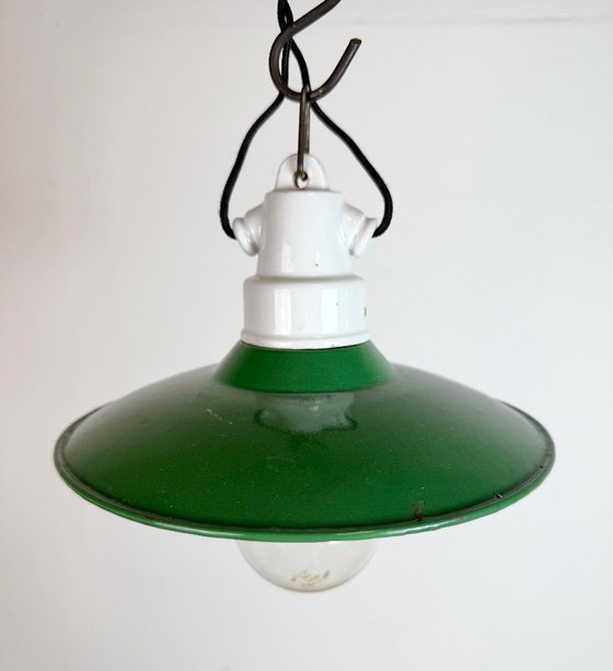 Image 1 of Industriële groene emaille hanglamp, jaren 50