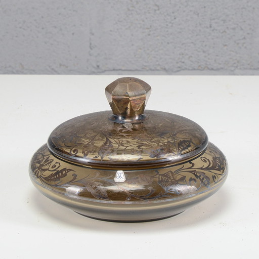 Schaal met glazen deksel en zilveren decoraties