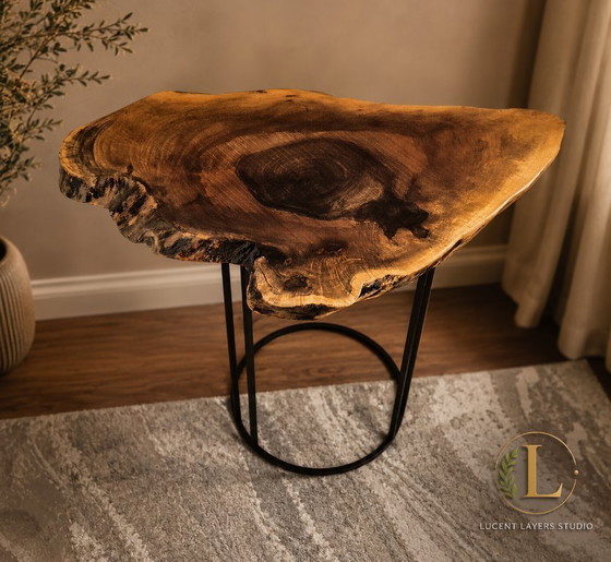 Image 1 of Table basse en noyer massif à bords naturels – Finition résine époxy transparente