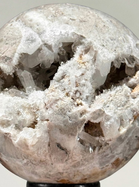 Image 1 of Impresionantes esferas de ágata drusa (cuarzo) sobre bases: decoración mineral contemporánea.