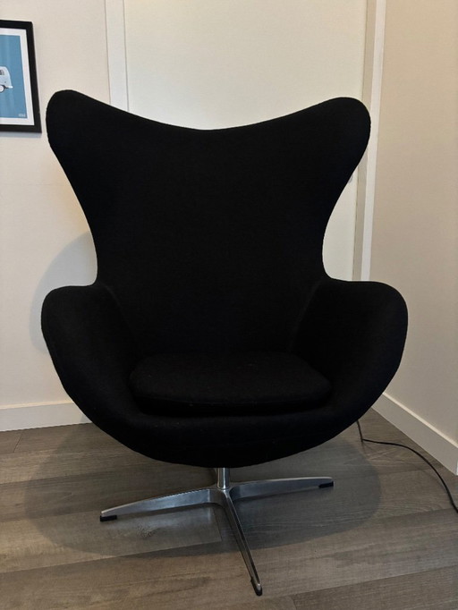Mooie stoel in stijl van een egg chair