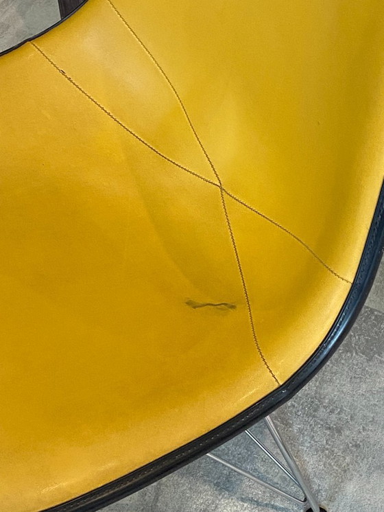 Image 1 of Sedia vintage anni '50/'60/'70 di Eames Herman Miller in fibra di vetro rivestita in vinile giallo.