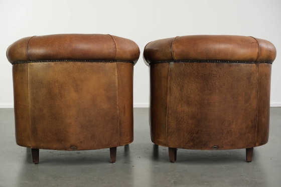 Ensemble robuste de fauteuils club vintage en cuir de mouton avec un bel aspect vieilli et une grande allure (photo 3 of 15)