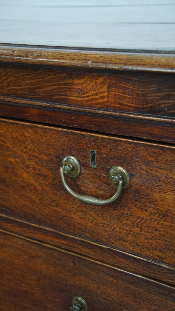 Image 1 of Gran cómoda antigua inglesa de roble con 5 cajones del siglo XVIII