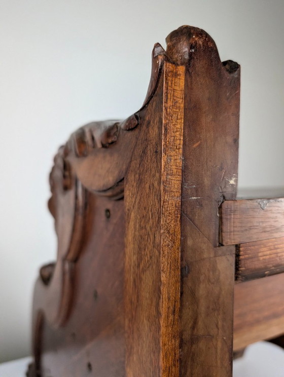 Verzierter hölzerner Tritthocker mit geschnitzten Gesichtern, Holz, Braun, Renaissance (Foto 11 von 15)