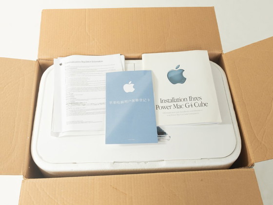 Image 1 of Power Mac G4 Cube et écran Studio 17 pouces, Apple, années 2000, vintage