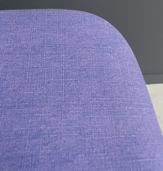 Image 1 of Juego de 6 sillas de cocina, de madera y tapicería morada, de la década de 1960.