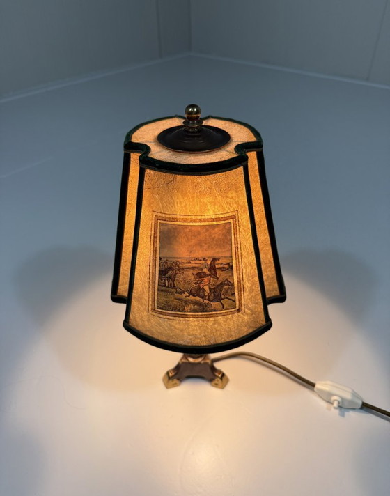 Lámpara de mesa de latón con pantalla con escena de caza, década de 1950. – Lámparas de mesa, Brass (photo 3 of 17)