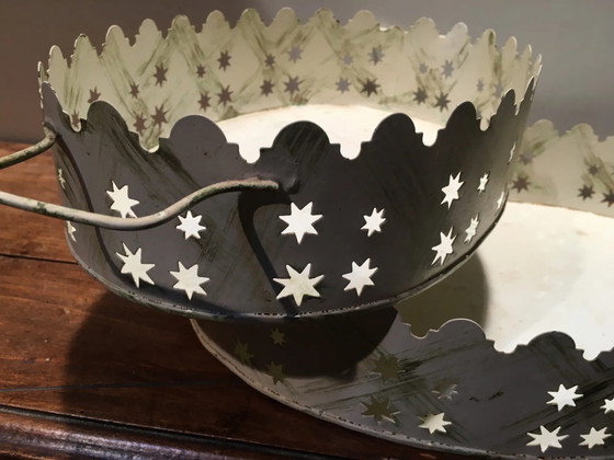 Coppia di vassoi in metallo patinato bianco – Accessori da tavola, Vintage (photo 6 of 11)