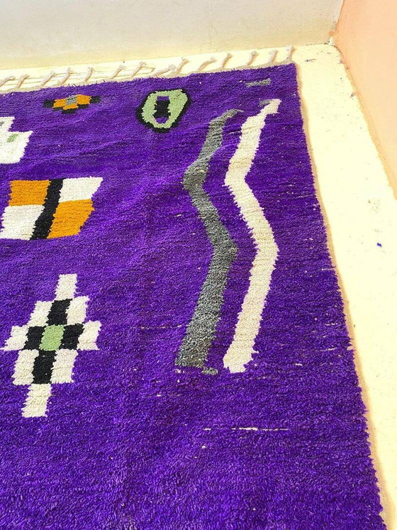 Tapis marocain blanc cassé avec motifs colorés, 250cm x 150cm (photo 4 of 9)