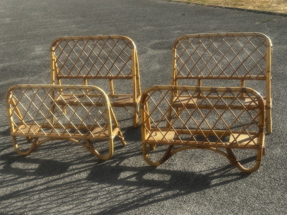 Twee vintage eenpersoonsbedden van rotan, jaren 70. – Fabrication artisanale années 70, Rattan (photo 2 of 15)