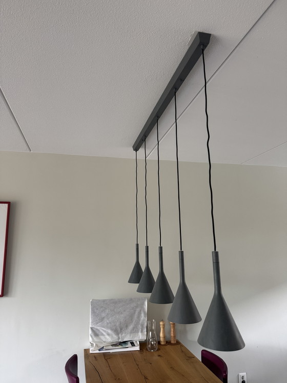 Image 1 of Brede lamp met 5 hanglampen, LED. Look van Foscarini aplomb.