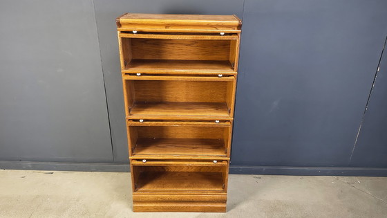 Image 1 of Bibliothèque d'avocat à quatre niveaux en chêne avec vitraux