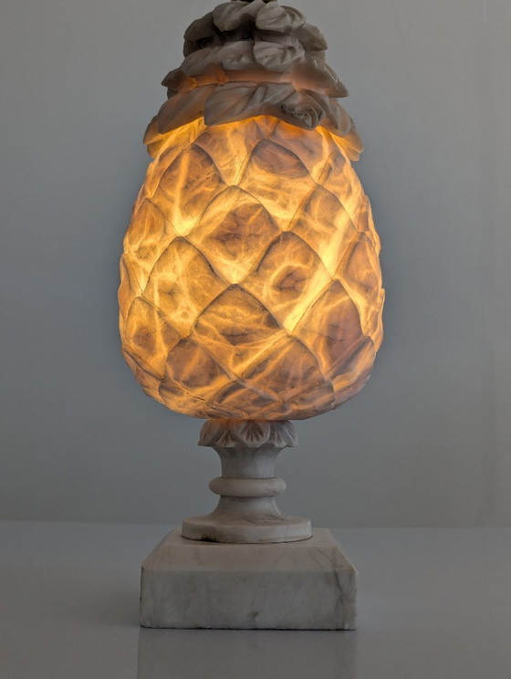 Image 1 of Lampe de table Art Déco en albâtre sculpté à la main en forme d'ananas, France, Paris, années 1930