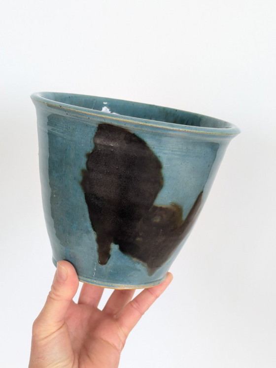 Vintage Studio Pottery plantenpot met gespikkelde turquoise en antracietkleurige glazuur, gesigneerd door de (photo 5 of 15)