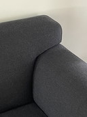 Divano Pode Edit a 3,5 posti, colore grigio antracite.