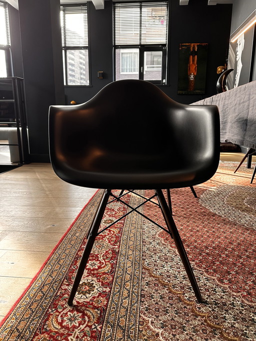 6x Vitra Eames chairs