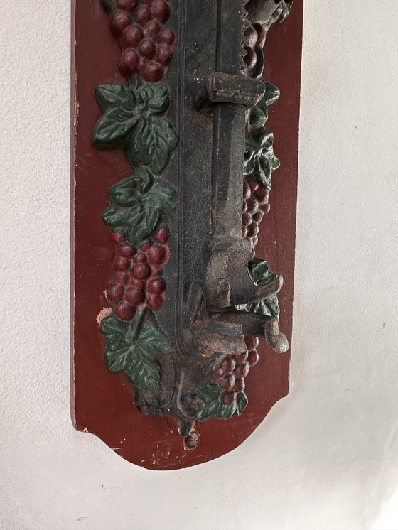 Image 1 of Ouvre-bouteille mural ancien en fonte à motif de raisin – style auberge (vers 1900)