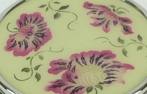 Image 1 of Plat à gâteau rotatif des années 1930, en verre chromé, orné de fleurs roses et violettes.