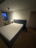 Cama doble, opcionalmente con cabecero.