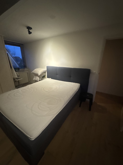 Cama doble, opcionalmente con cabecero.