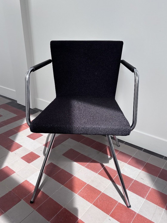 Image 1 of Silla de diseño Lande Hopper CE: asiento de tela texturizada negra y estructura cromada.