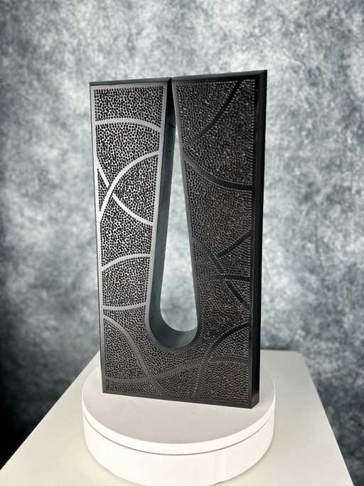 Black Tear Skulptur