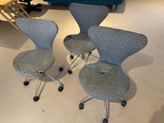 4 x Fritz Hansen Series 7 Chairs, Arne Jacobsen, Original Osborne & Little Fabric, Swivel chairs, Chrome (photo 15 of 15)