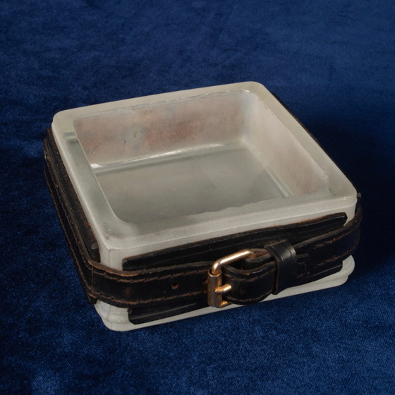 Jacques Adnet Handgestikte Lederen Asbak, Frankrijk 1950 – Tafelaccessoires, Leather, Metal (photo 14 of 18)