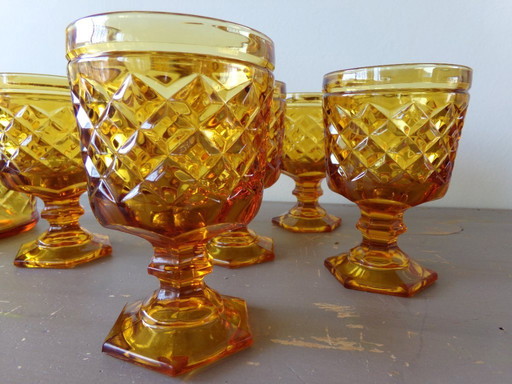 Carafe et ses 6 verres couleur ambré