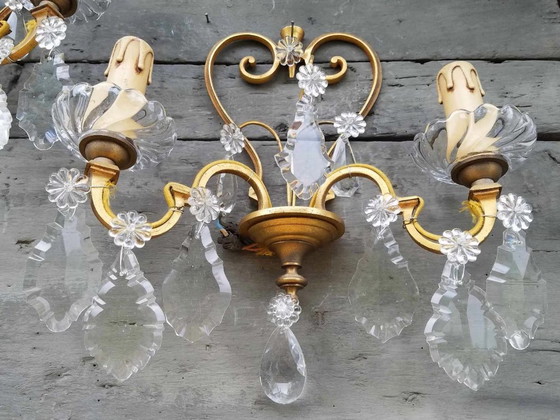 Image 1 of Paire d'appliques murales vintage françaises en laiton et cristal à deux bras