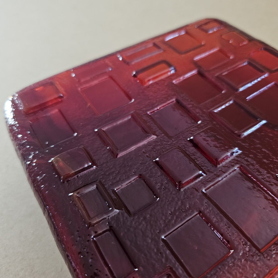 Image 1 of Vintage Italienische Rote Glas Karaffe mit Stopfen Empoli Glass 1960er-70er Jahre Dekoobjekt Relief geometrische Formen