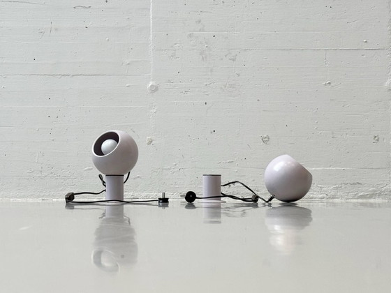 Image 1 of Set di 2 lampade da tavolo a forma di occhio magnetico, color lilla, Italia, anni '70