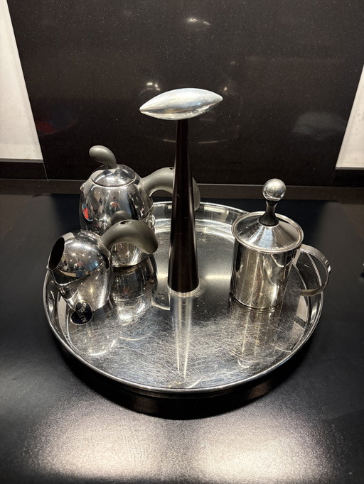 Alessi dienblad percolator suikerpot en melkopschuimer
