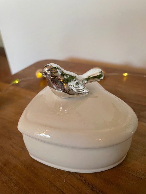 Caja con pequeño pájaro de plata