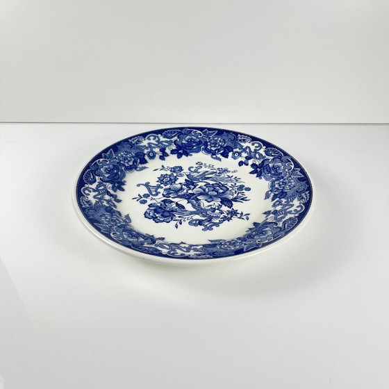 Image 1 of Antico piatto in terracotta blu con decorazione floreale e di uccelli, inizio XX secolo