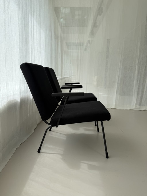 Zwei Sessel Gispen Modell 1401, entworfen von Wim Rietveld im Jahr 1954.