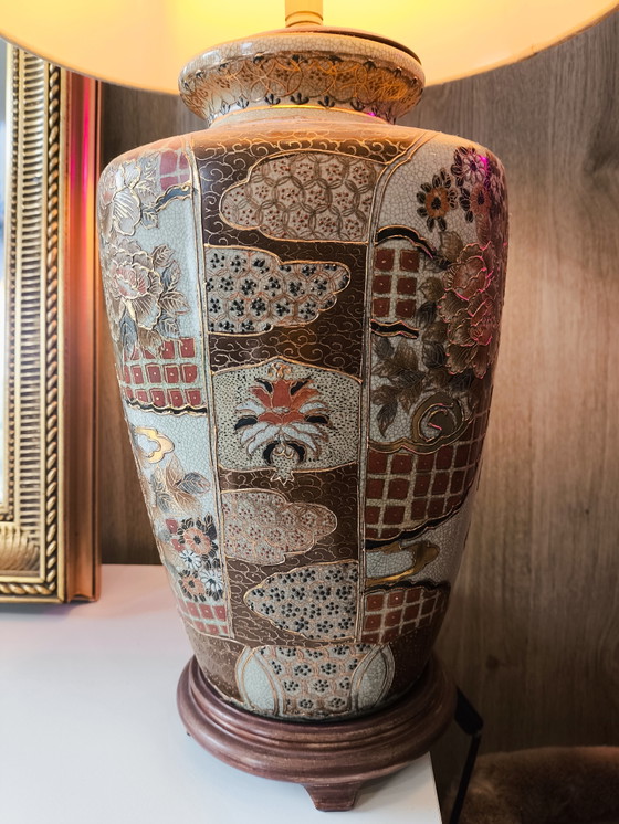 Keramische tafellamp in Aziatische Chinoiserie-stijl uit het midden van de 20e eeuw met vergulde details. (photo 3 of 6)