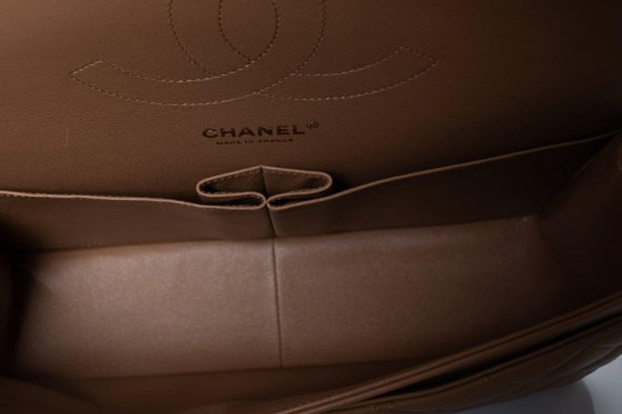 Image 1 of Bolso Chanel Jumbo de piel acolchada en color caramelo.