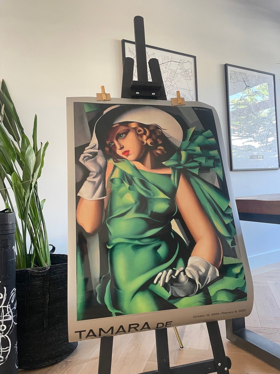 Image 1 of Tamara de Lempicka, Jonge vrouw in het groen (Jonge vrouw met handschoenen), ca. 1931 Gedrukt in de VS | Copyright Tamara de L