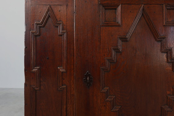 Image 1 of Armadio antico francese in quercia intagliato a mano del XVI secolo