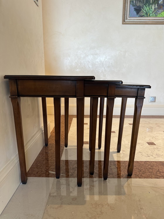 Image 1 of 3 petites tables gigognes en bois sculpté