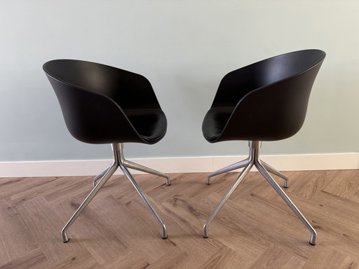 Deux chaises de salle à manger Hay, modèle AAC 20, noires avec coussins d'assise