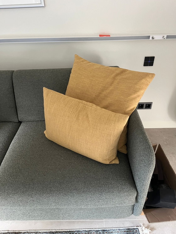 Image 1 of 2 kussens geel prachtige stof