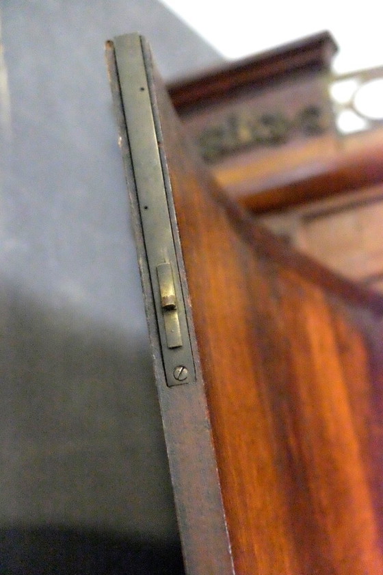 Image 1 of Prachtige 18de eeuwse hoekkast in mahoniehout 