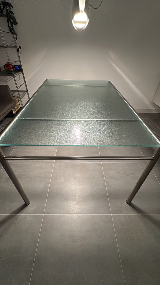 Image 1 of Sedie con etichetta e tavolo e lampada di design