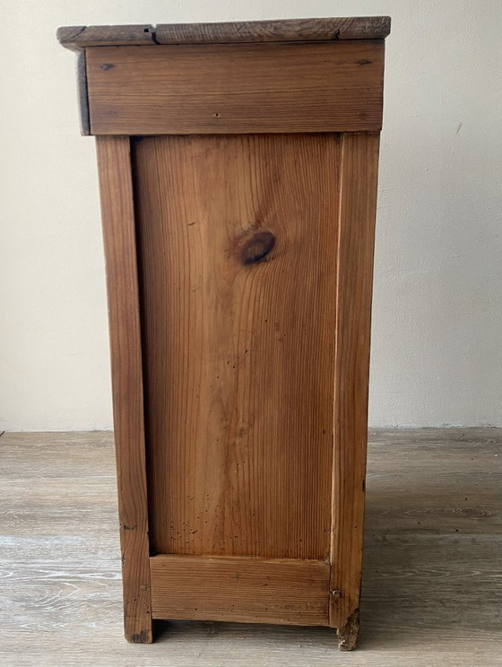 Image 1 of Mesita de noche rústica antigua de madera maciza: una pieza auténtica y cálida.