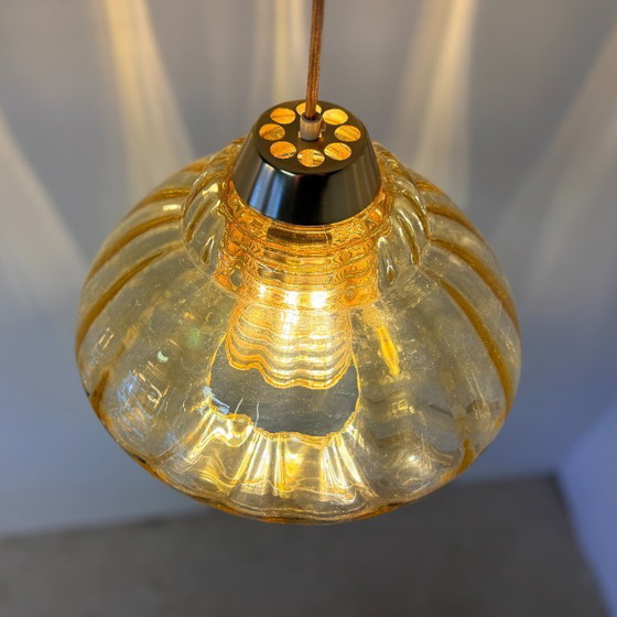 Image 1 of Vintage hanglamp met amberkleurige glazen kap